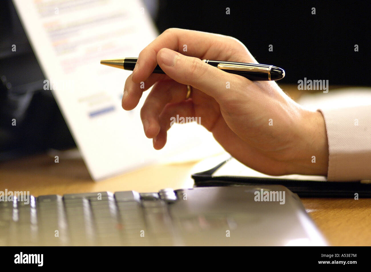 British business man hand holding pen avec confiance et sur le point de fournir des plans d'affaires London UK Banque D'Images