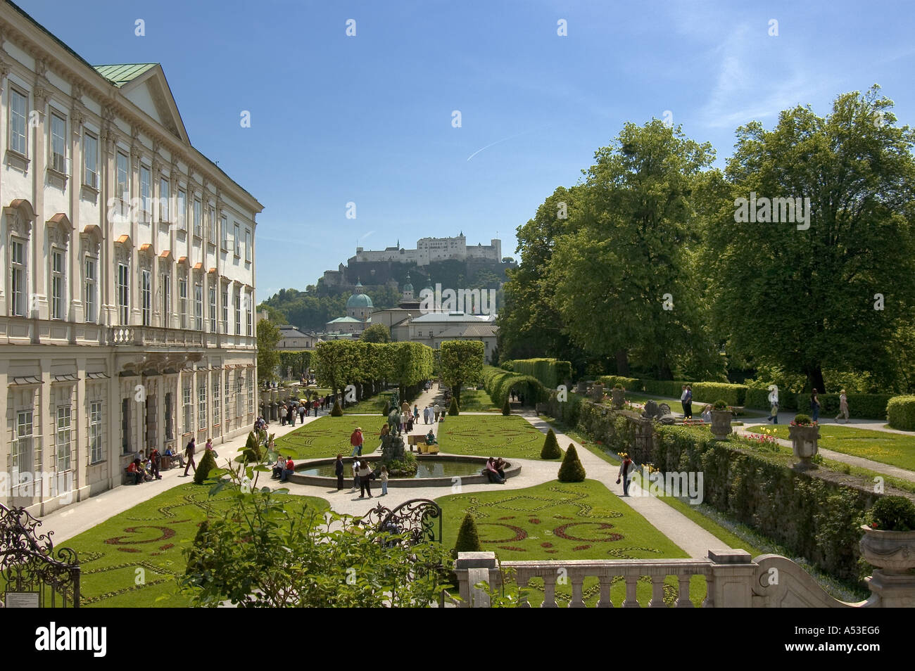 Mirabellgarten et vue sur la Forteresse de Salzbourg, Autriche Banque D'Images