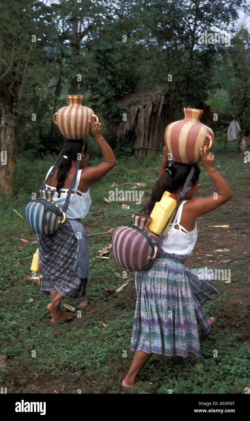 Painet ha0707 5637 Guatemala femmes filles girl femme naranhal ilushen au transport de l'eau au pays en développement, de pays moins Banque D'Images