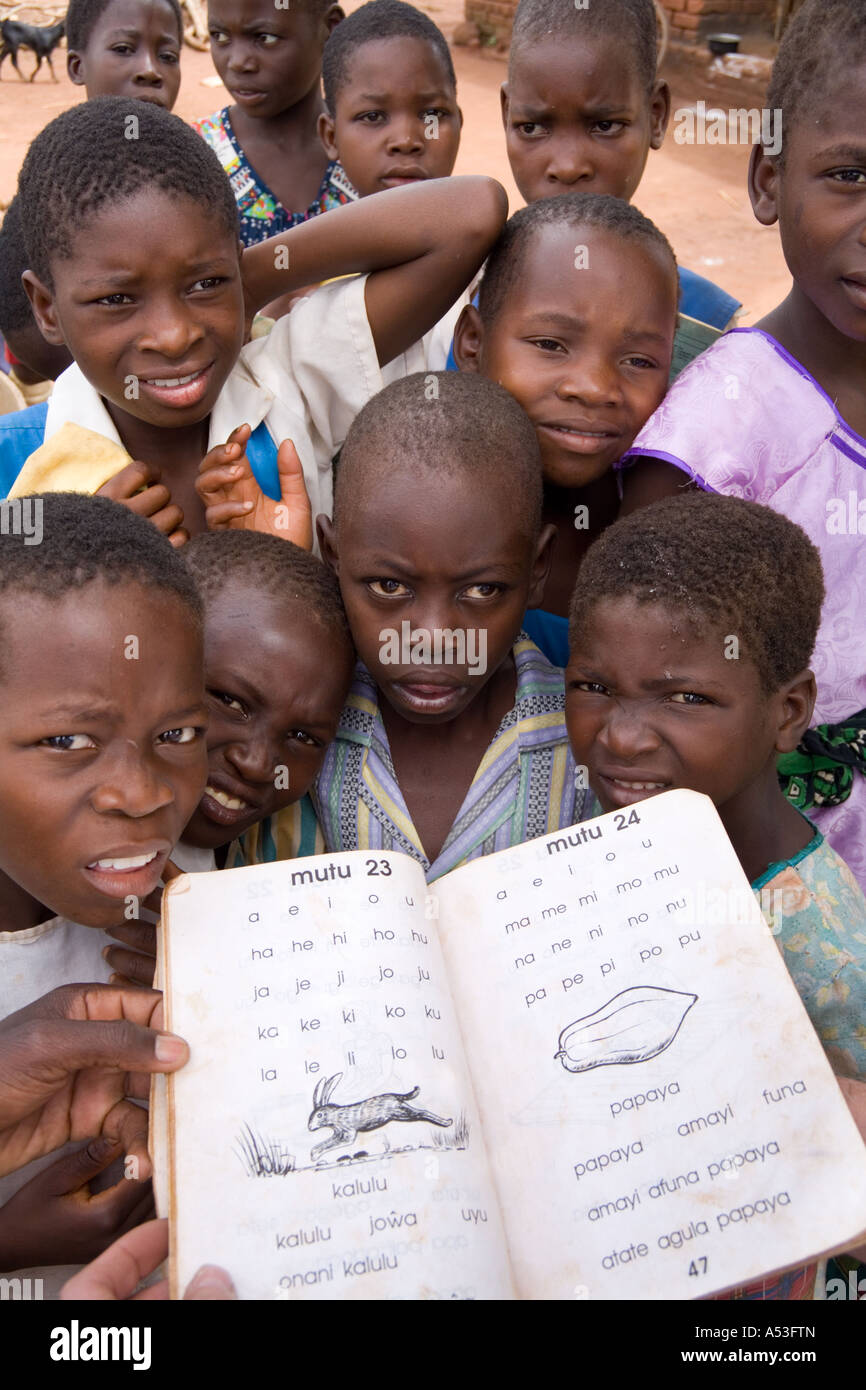 Les enfants de l'école et une lecture d'introduction pour la langue Chichewa dans le village d'Chagamba, Malawi, Afrique Banque D'Images