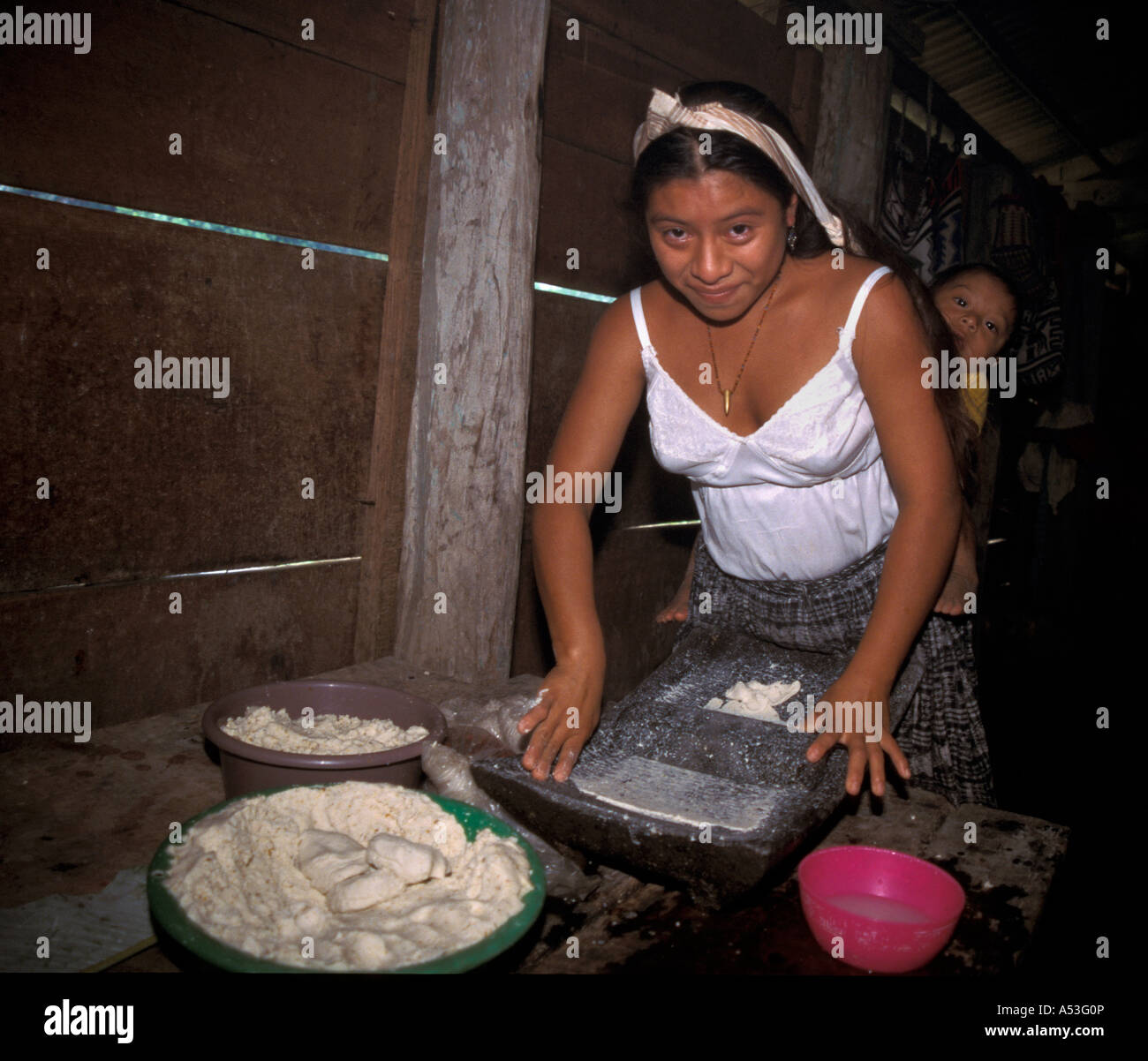 Painet ha0735 5681 Guatemala woman making masa pâte de maïs pour les tortillas metate façon traditionnelle village sechin pays peten Banque D'Images