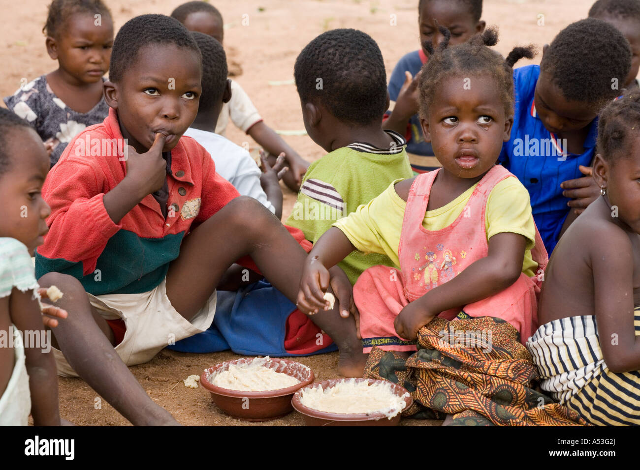 Les enfants qui ont faim manger phala dans le cadre du programme d