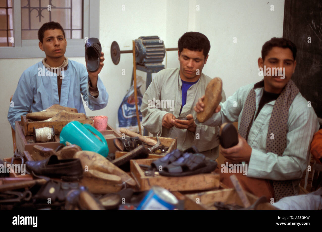 Painet ha0784 5746 Egypte classe de fabrication de chaussure école jésuite pour les handicapés minya au pays en développement, pays économiquement moins Banque D'Images