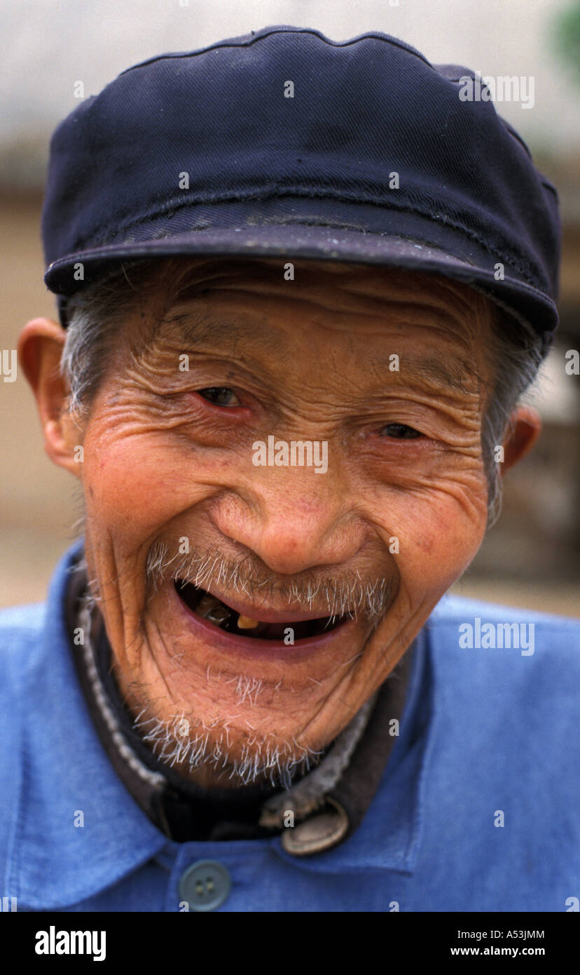 Painet ha1094 7177 vieil homme chine shanxi jialong sunshine village au pays en développement Pays développés économiquement émergentes de la culture Banque D'Images