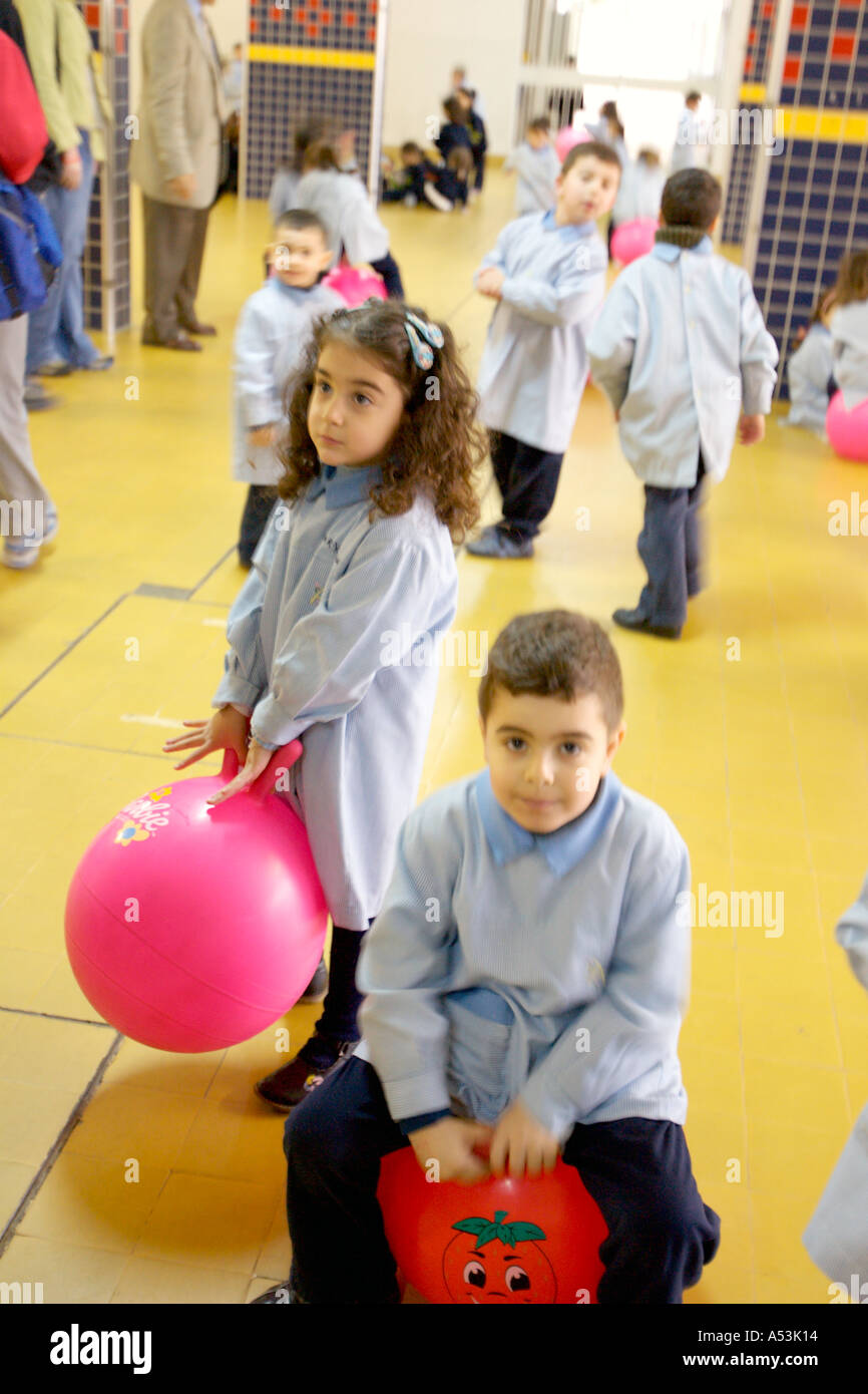 Liban Beyrouth à l'âge de cinq ans, les enfants s'entraîner avec des boules d'exercice avec leur classe de maternelle dans une école de Beyrouth Banque D'Images