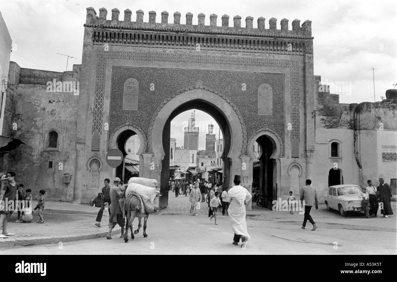 Painet ha1499 303 un paysage noir et blanc portes principales vieille ville fes maroc pays économiquement moins nation en développement Banque D'Images