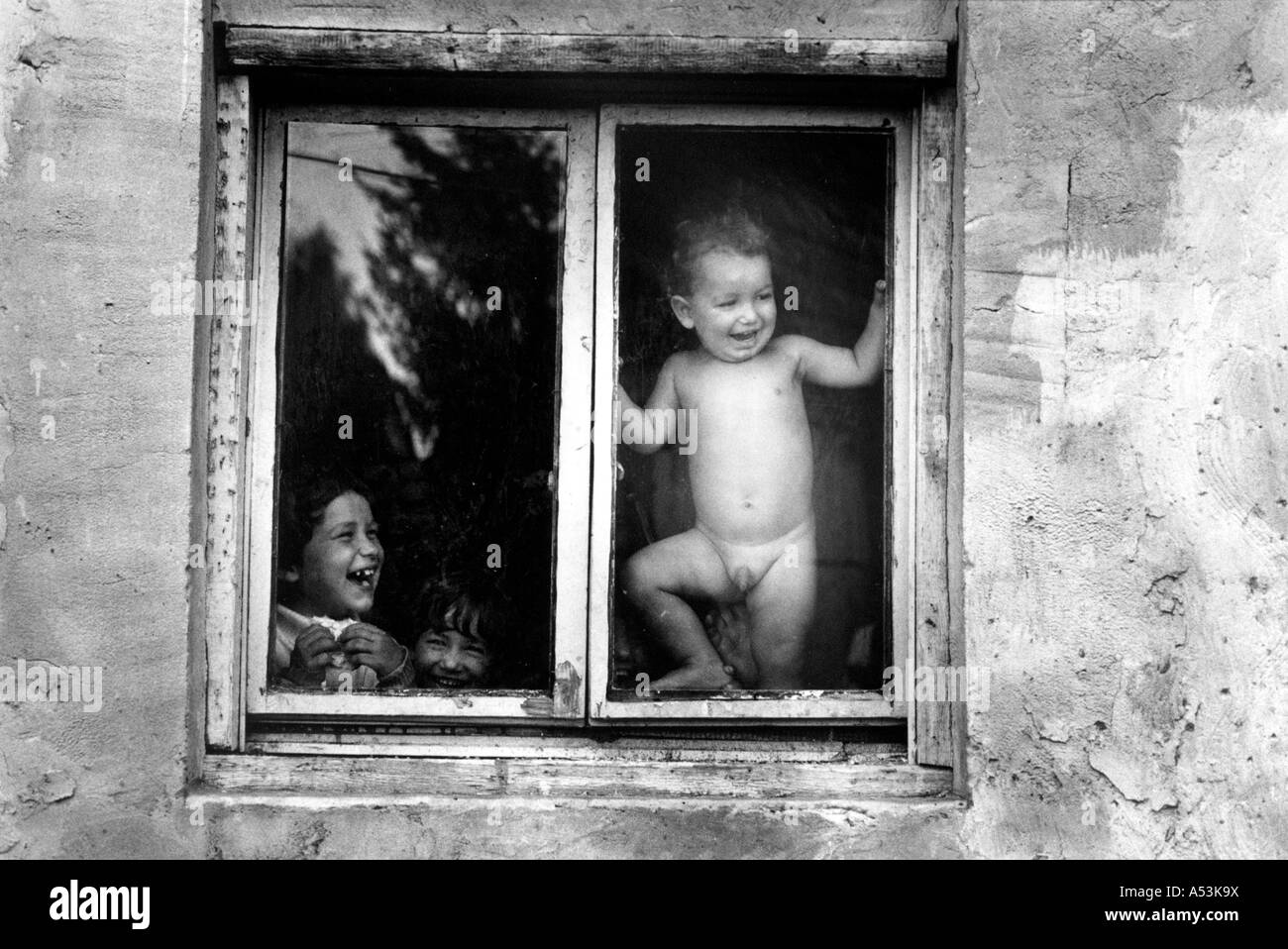 Painet ha1519 306 noir et blanc d'enfants tziganes tziganes Bratislava Slovaquie pays économiquement moins nation en développement Banque D'Images
