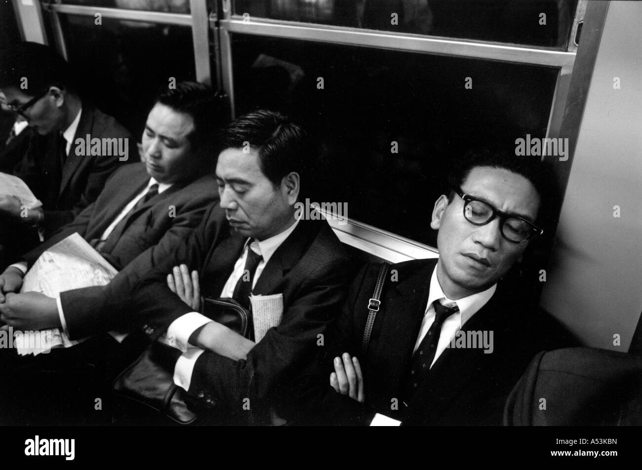 Painet ha1240 016 noir et blanc le stress des employés de bureau endormi ride metro home banlieue Tokyo Japon pays nation en développement Banque D'Images