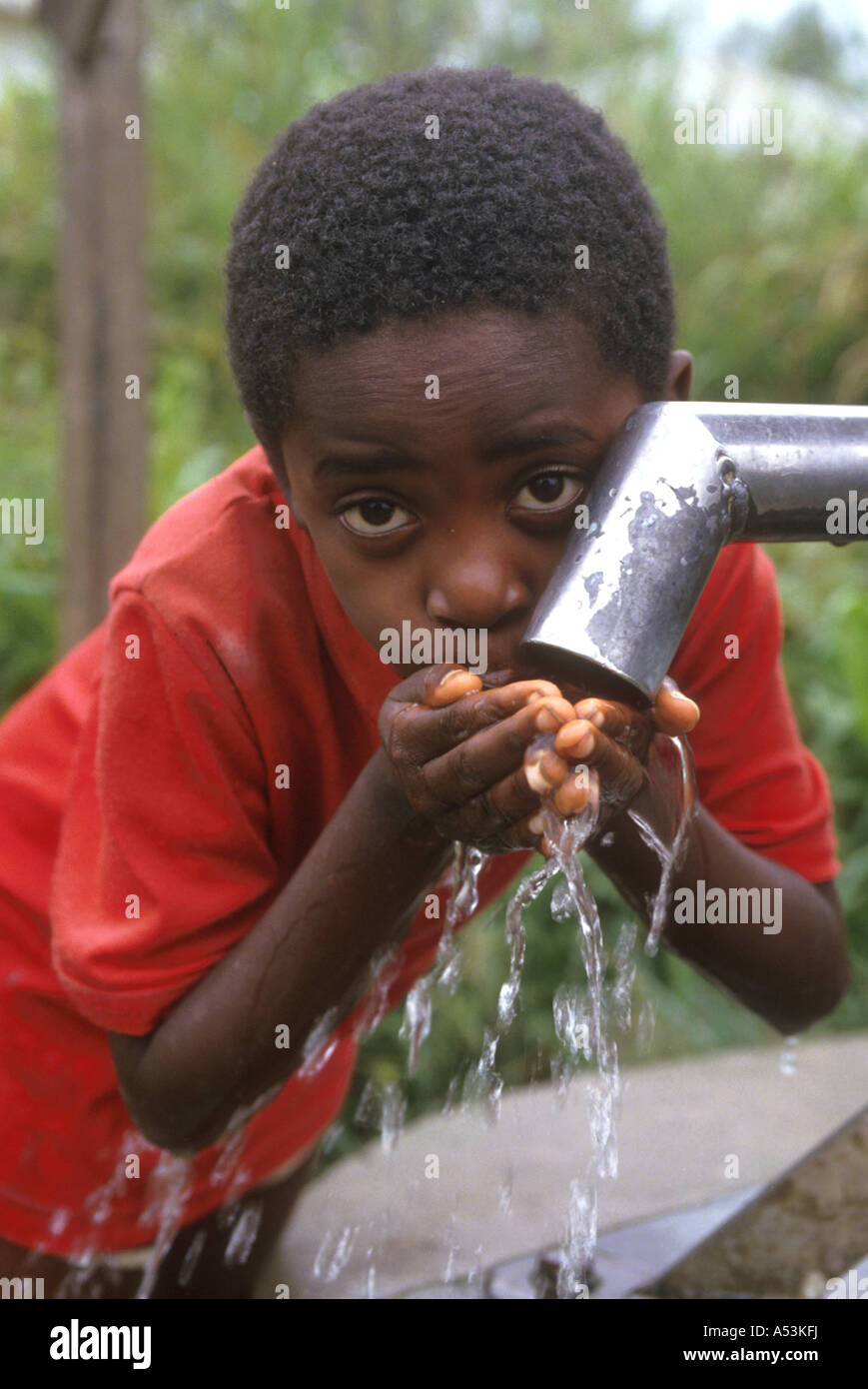 Painet ha1539 3106 Guinée équatoriale boy tuyau à boire bien au pays en développement, de pays moins développés économiquement de la culture Banque D'Images