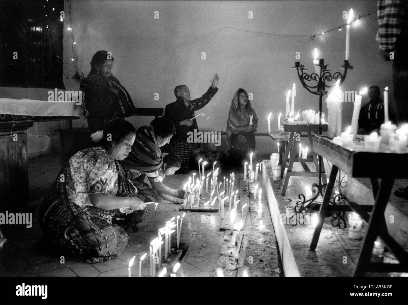 Painet ha1276 063 religion noir et blanc bougies d'éclairage modifier église santa lucia utatlan cotholic pays guatemala Banque D'Images