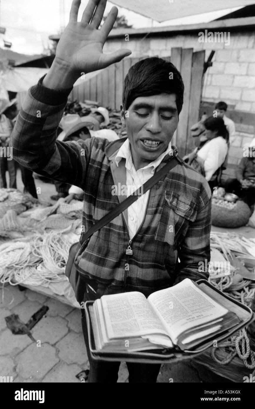 Painet ha1278 065 noir et blanc prédicateur évangéliste religion nahuala guatemala pays économiquement moins nation en développement Banque D'Images