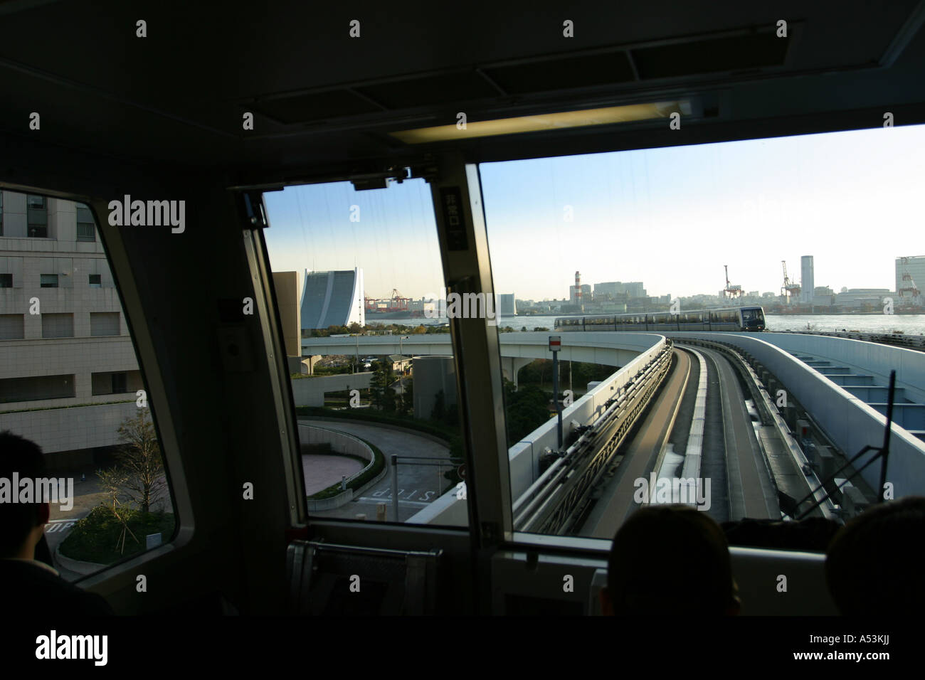 Voyage Japon Tokyo Tokyo train railway track day sun soleil verre tête de l'avant-propos avant furture paysage scène Banque D'Images