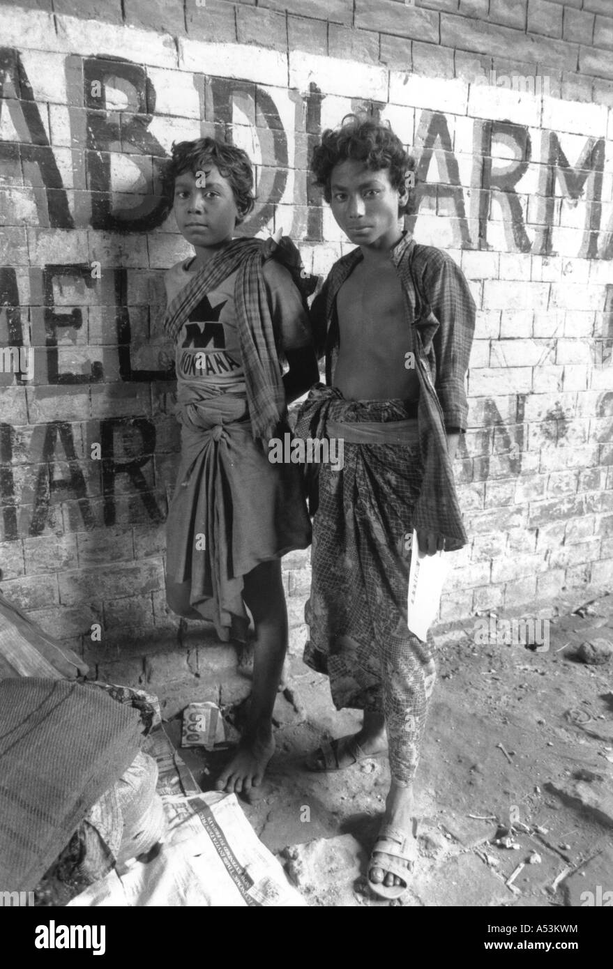 Painet ha1323 123 s noir et blanc, enfants de la rue sans-abri garçons vivant gare de Howrah Calcutta Inde Pays Banque D'Images