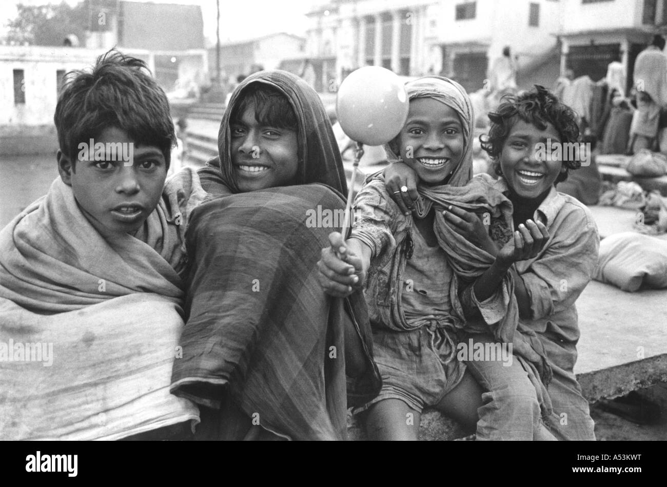 Painet ha1325 125 noir et blanc d'enfants des rues de Calcutta Inde sans abri au pays en développement Pays développés économiquement Banque D'Images