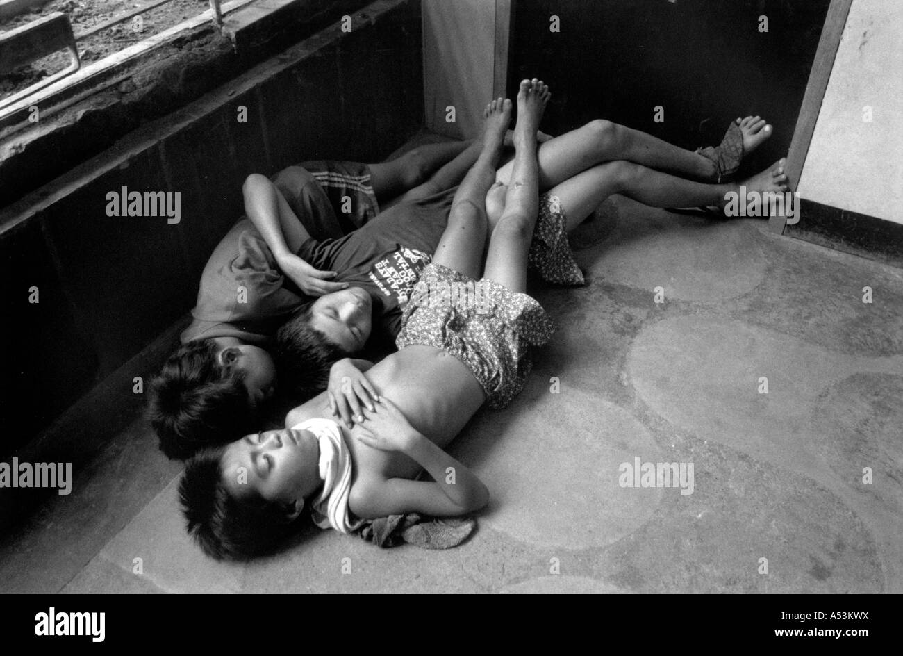 Painet ha1326 126 noir et blanc d'enfants des rues, des oursins endormi église entrée pays philippines davao Banque D'Images