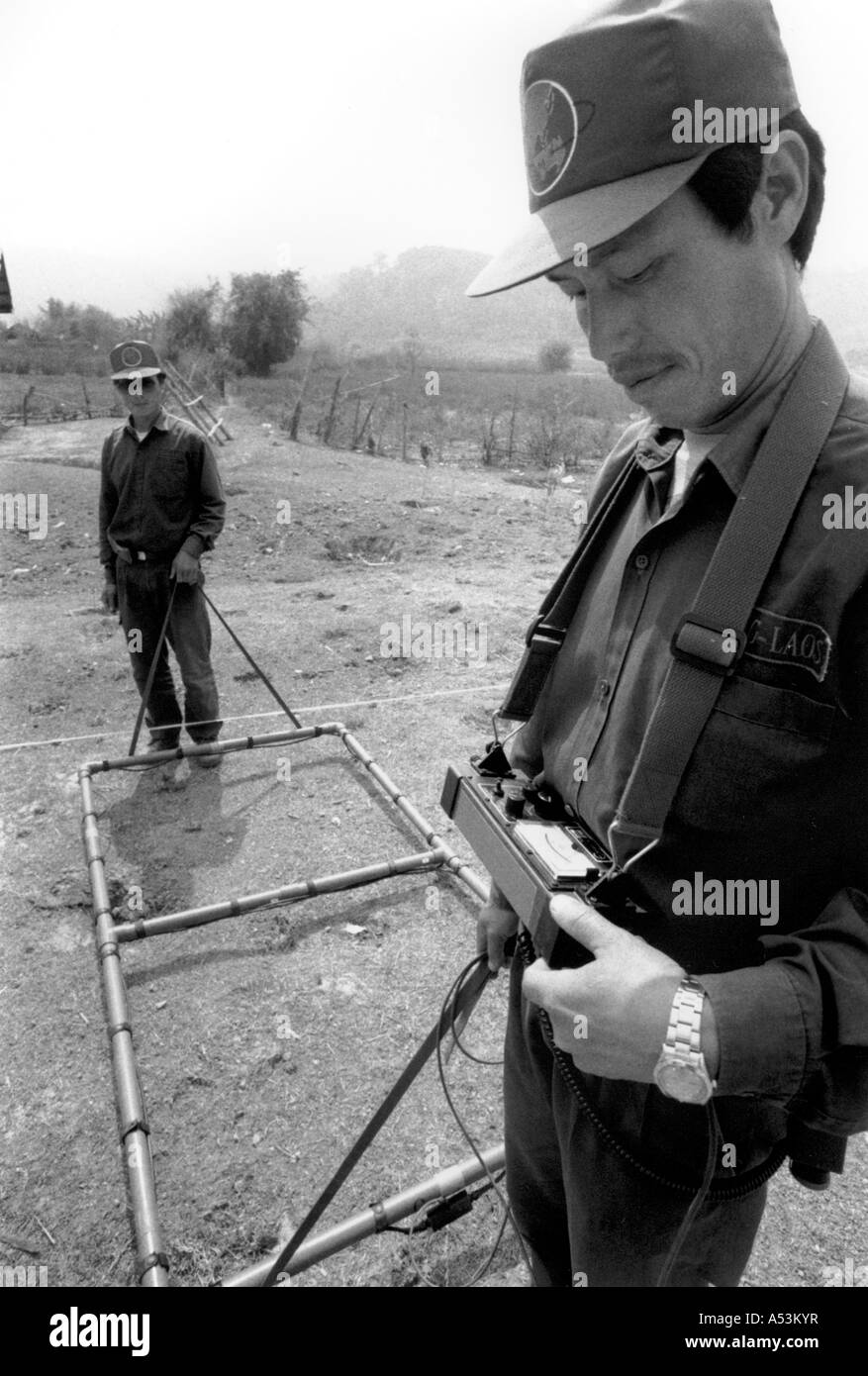 Painet ha1336 136 guerre noir et blanc groupe consultatif sur les mines à la recherche de techniciens des engins non explosés metal Banque D'Images