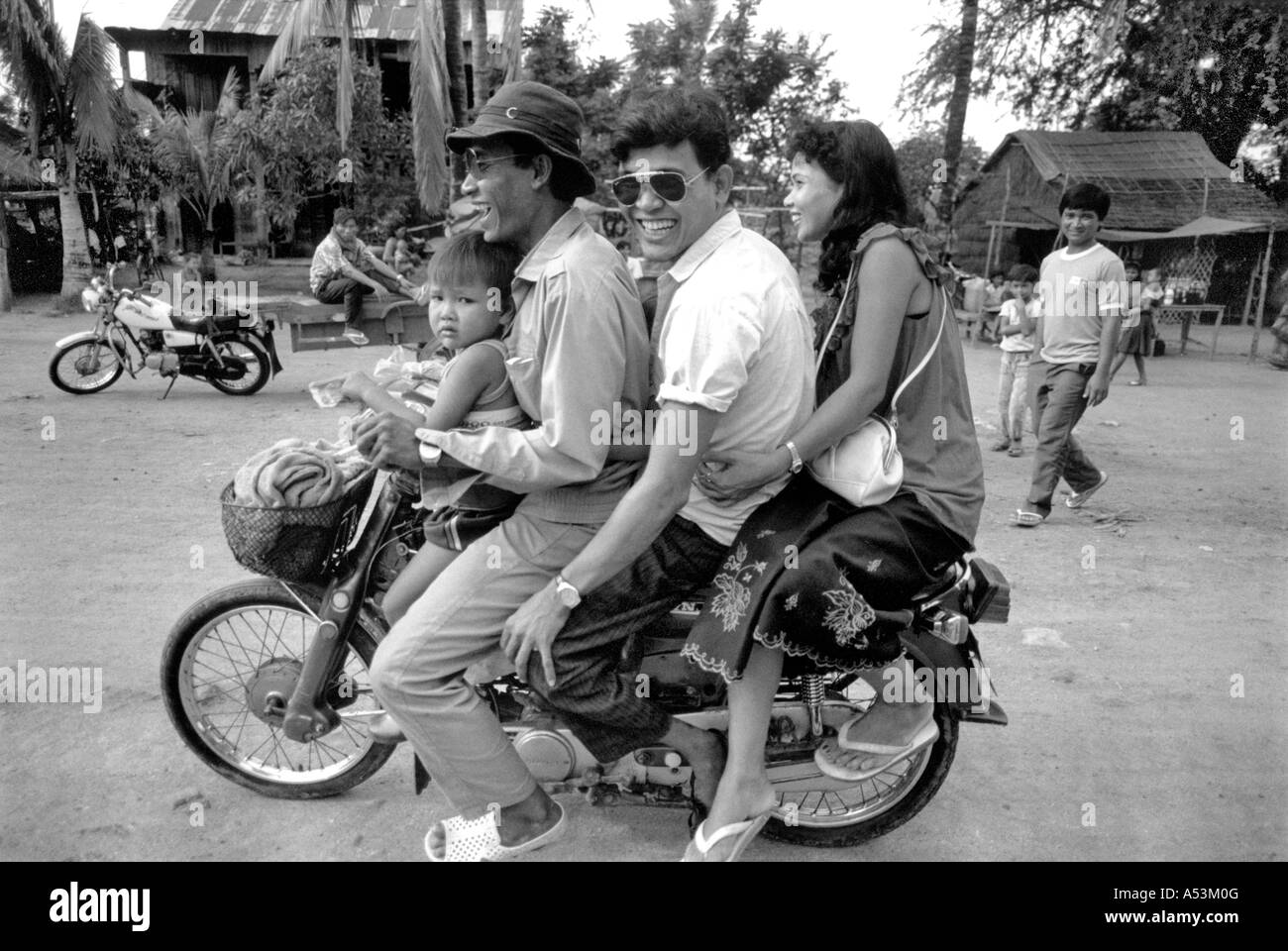 Painet ha1339 139 noir et blanc quatre personnes transport battambang cambodge moto au pays en développement, de pays moins Banque D'Images