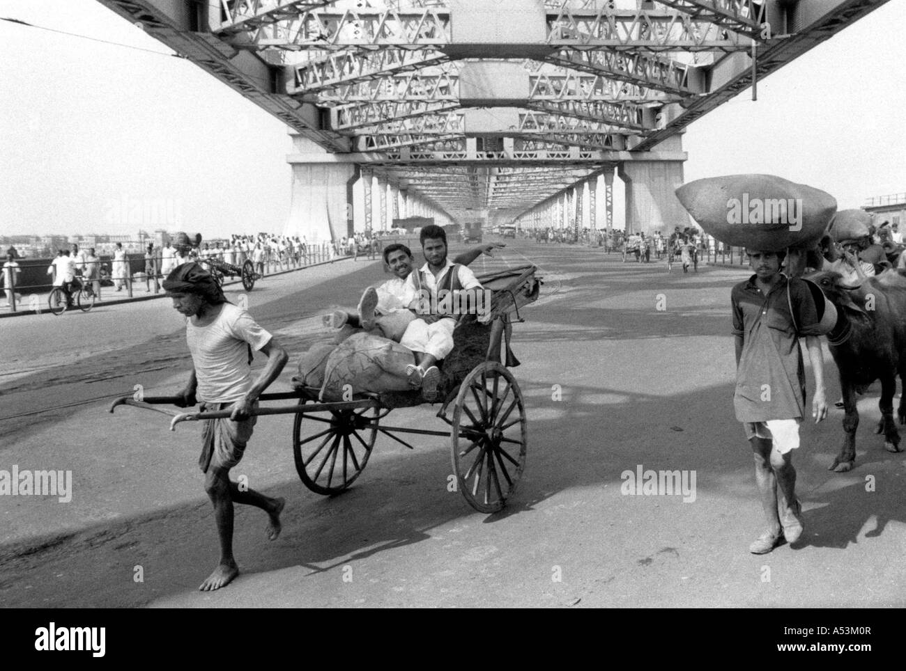 Painet ha1342 142 noir et blanc passage de pousse-pousse transport howrah bridge Calcutta Inde au pays en développement, pays Banque D'Images