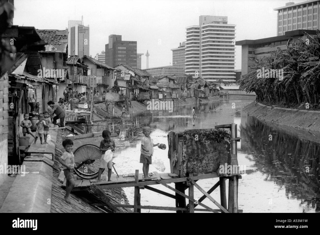 Painet ha1349 149 contraste noir et blanc à côté des taudis des bureaux du centre-ville de Jakarta, Indonésie pays nation en développement Banque D'Images