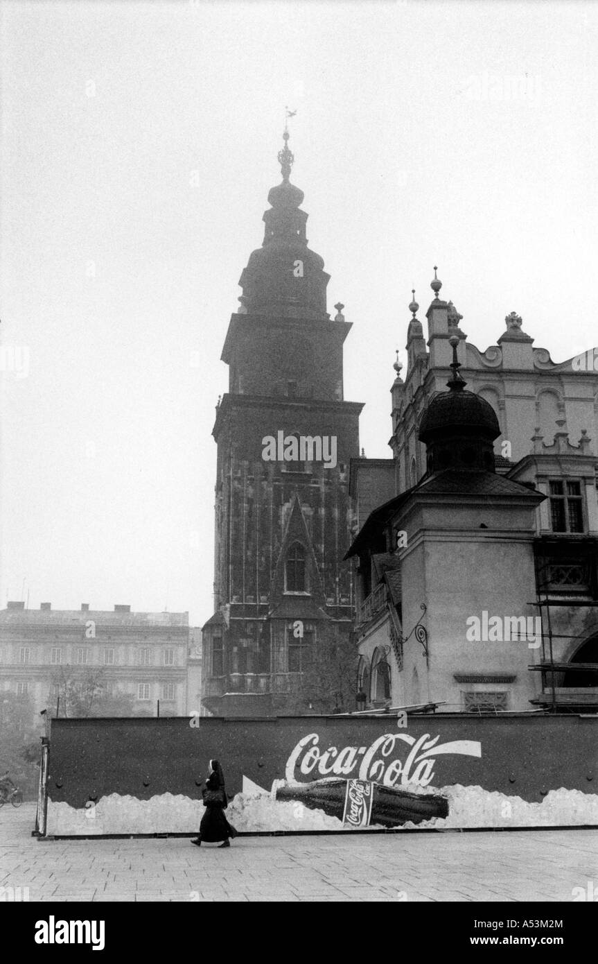 Painet ha1352 152 contraste noir et blanc vieux marché de Cracovie Pologne pays économiquement moins nation en développement Banque D'Images