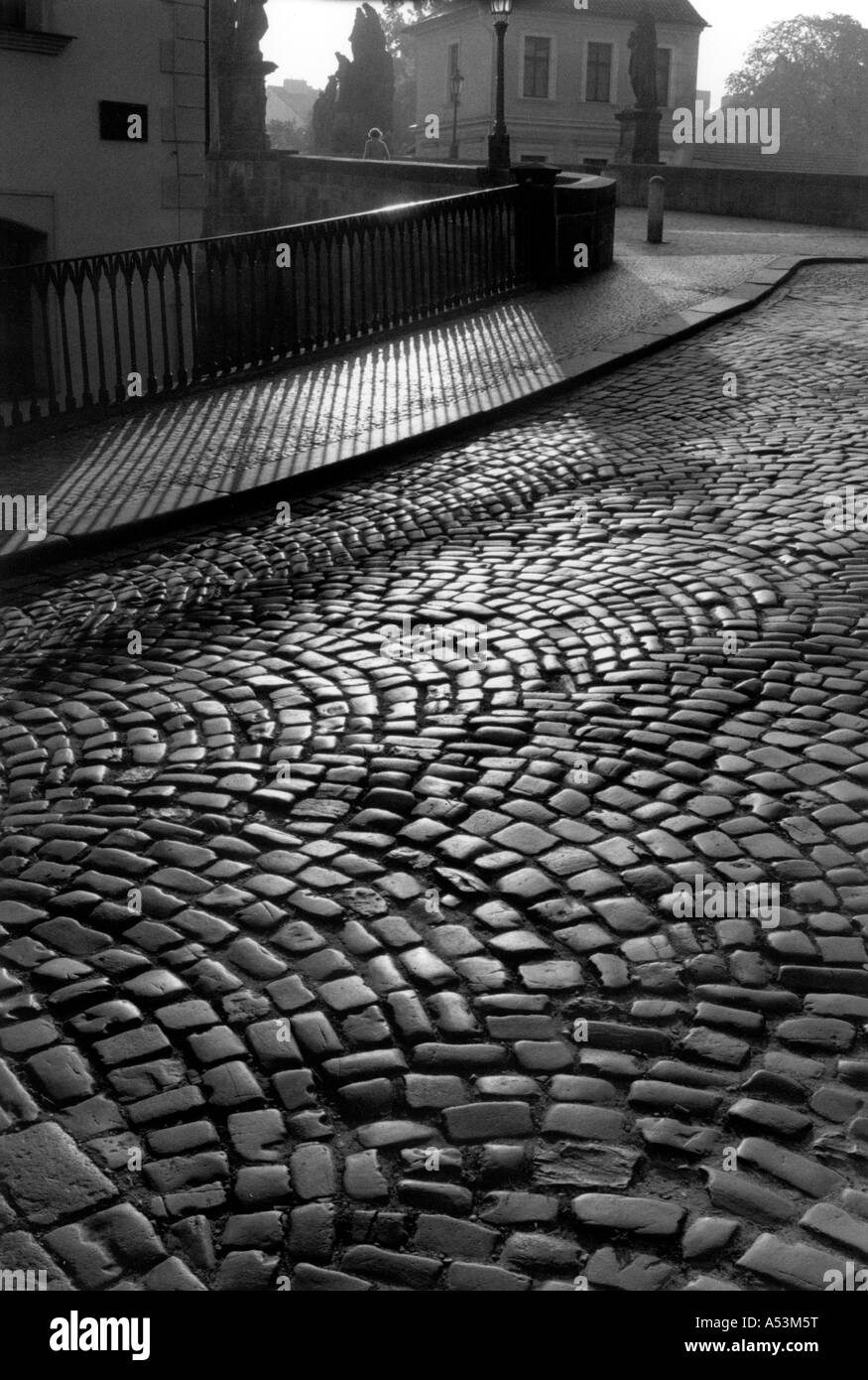 Painet ha1370 179 noir et blanc des rues pavées Prague République tchèque pays économiquement moins nation en développement Banque D'Images