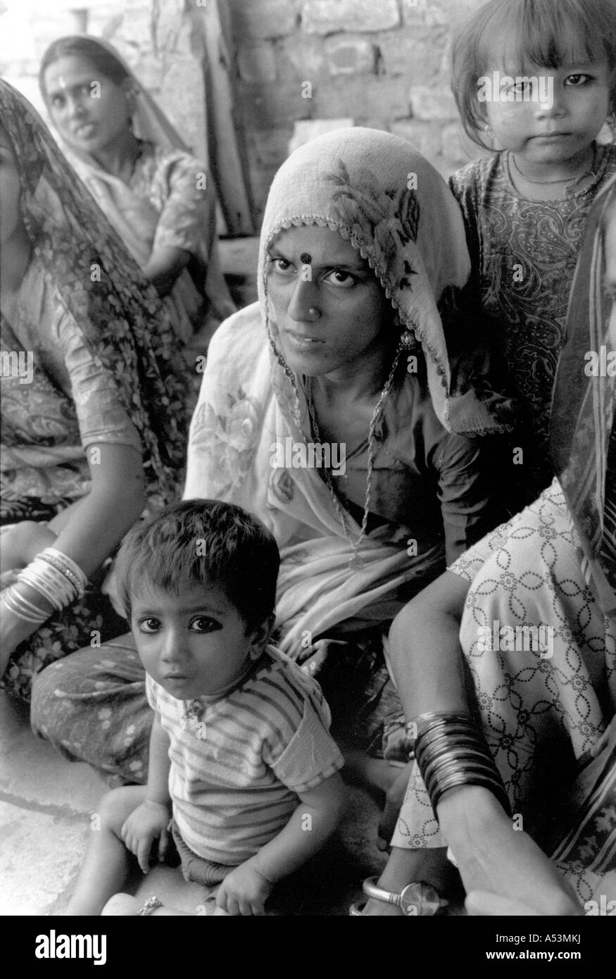 Painet ha1427 252 bébés femmes noir et blanc inde mère-enfant au pays en développement Pays développés économiquement de la culture Banque D'Images