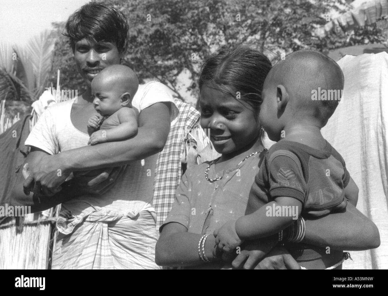 Painet ha1441 266 noir et blanc famille rajshahi bangladesh villageois au pays en développement, de pays moins développés économiquement Banque D'Images