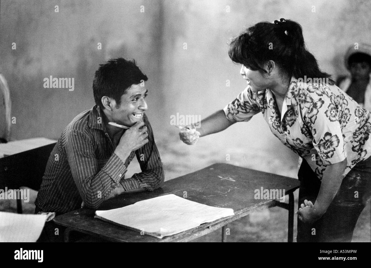 Painet ha1448 273 noir et blanc de la classe d'alphabétisation des adultes au Guatemala chiquimula au pays en développement, pays économiquement moins Banque D'Images