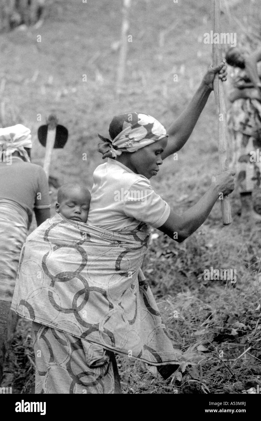 Painet ha1453 284 noir et blanc mère terre cultivatign du travail des enfants au Burundi au pays en développement, pays économiquement moins Banque D'Images