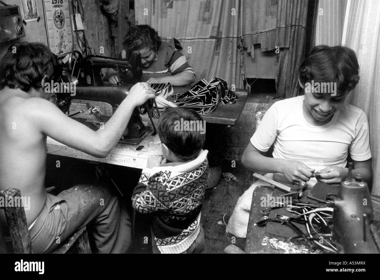 Painet ha1459 290 noir et blanc famille travail cordonnerie enterprise tepito Mexico Hispanic Ville Pays Pays en développement Banque D'Images