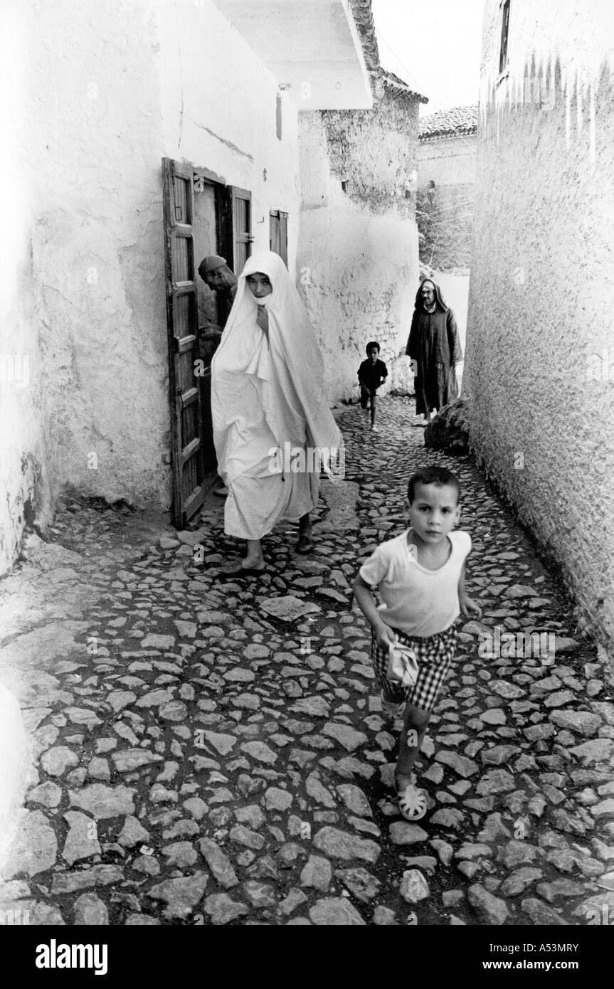 Painet ha1460 291 paysage noir et blanc scène de rue Chaouen Maroc pays économiquement moins nation en développement Banque D'Images