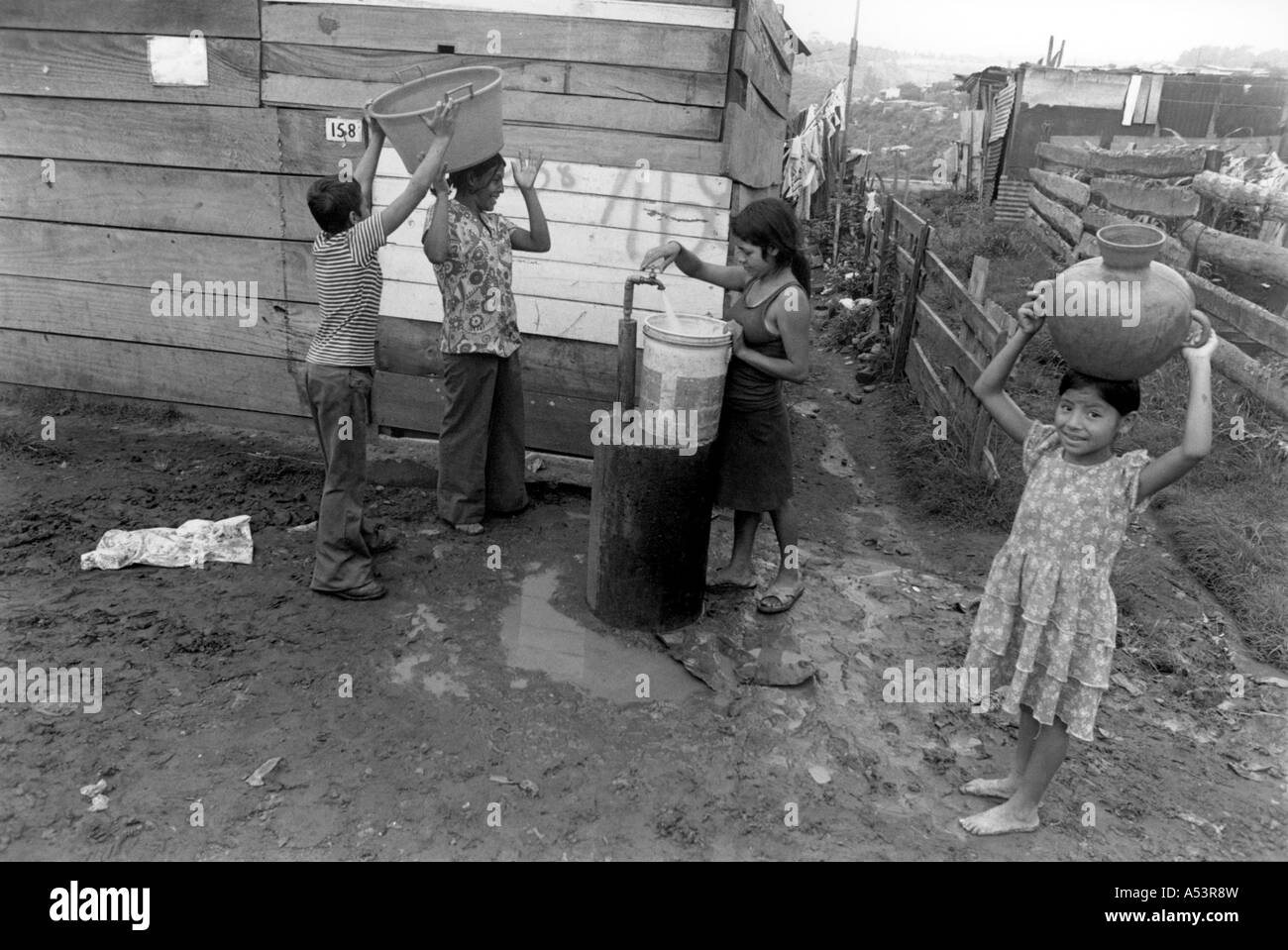 Painet ha1822 360 noir et blanc pour collecter l'eau, l'assainissement des taudis enfants robinet Guatemala Ville Pays Pays en développement moins Banque D'Images