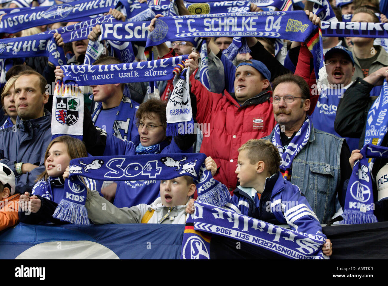 Fans de Schalke 04 football club à la Veltins Arena, Gelsenkirchen, Allemagne Banque D'Images