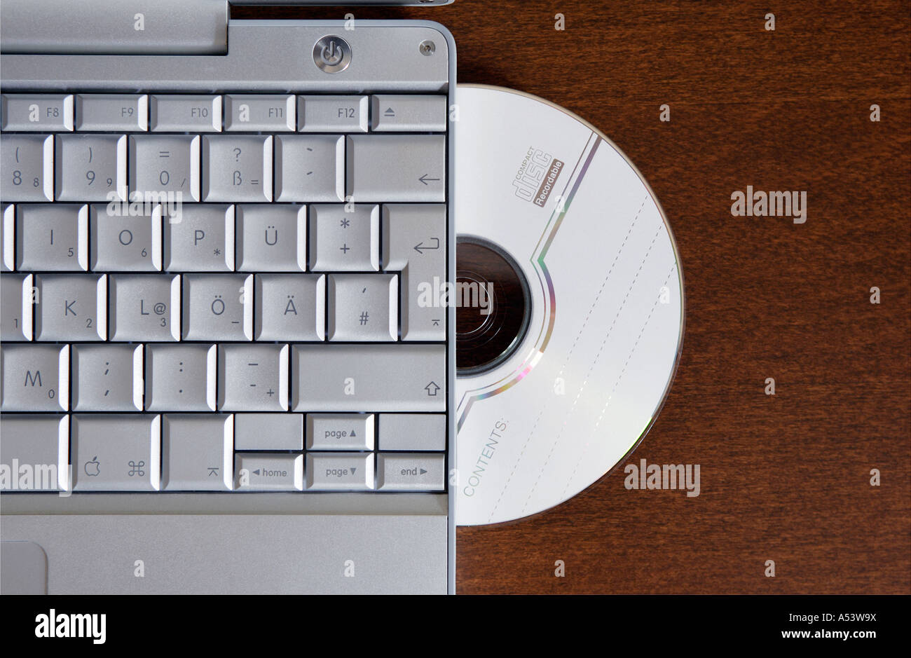 Ordinateur portable et un CD Banque D'Images