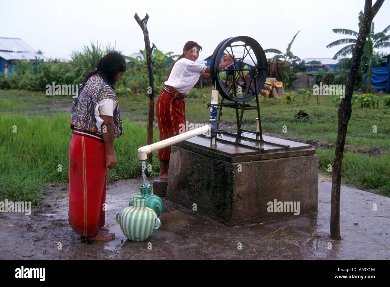 Painet ha2246 5033 handoperated la collecte des femmes de l'eau au Guatemala et tube trionfo camp de personnes déplacées des pays Banque D'Images