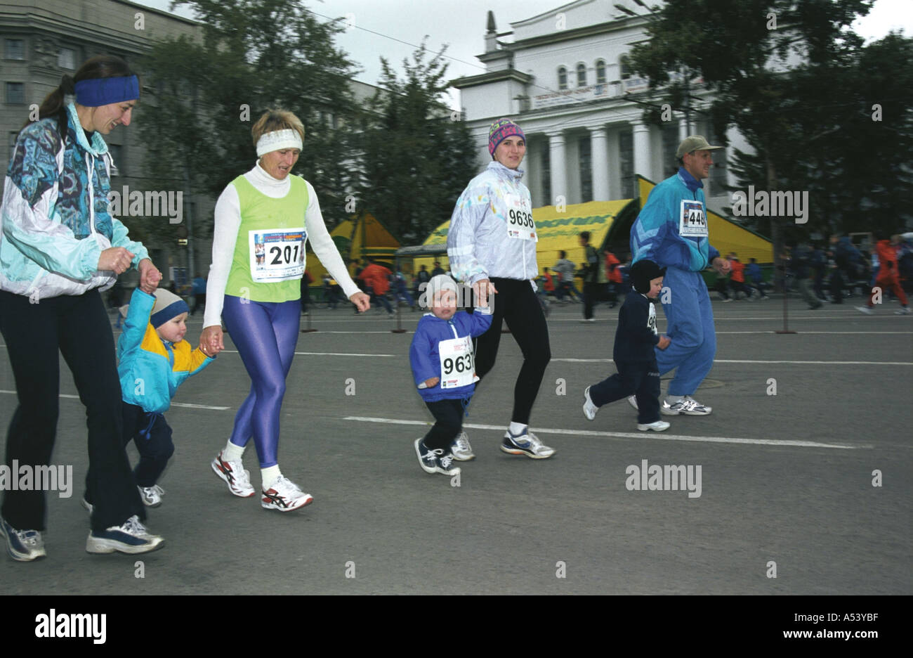 Les mères avec enfants Russie Novosibirsk marathon Banque D'Images