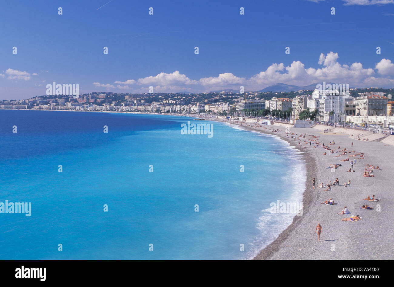 Mer Méditerranée et les plages de sable blanc de Nice sur la côte d'Azur Banque D'Images