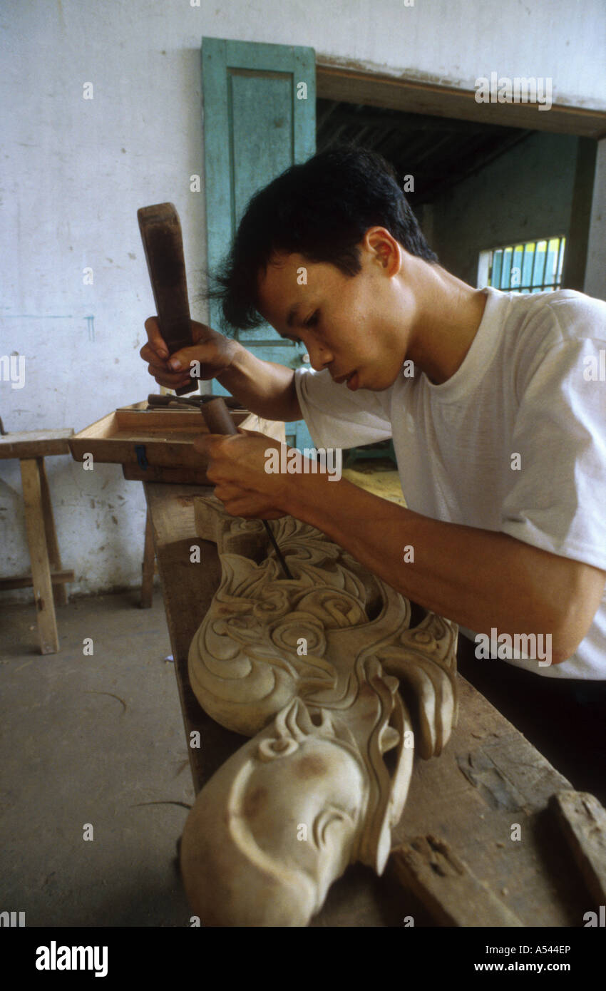 Painet ha2623 5476 garçon vietnam vietnamien nam dinh sculpteur sur bois du travail au pays en développement, de pays moins développés économiquement Banque D'Images
