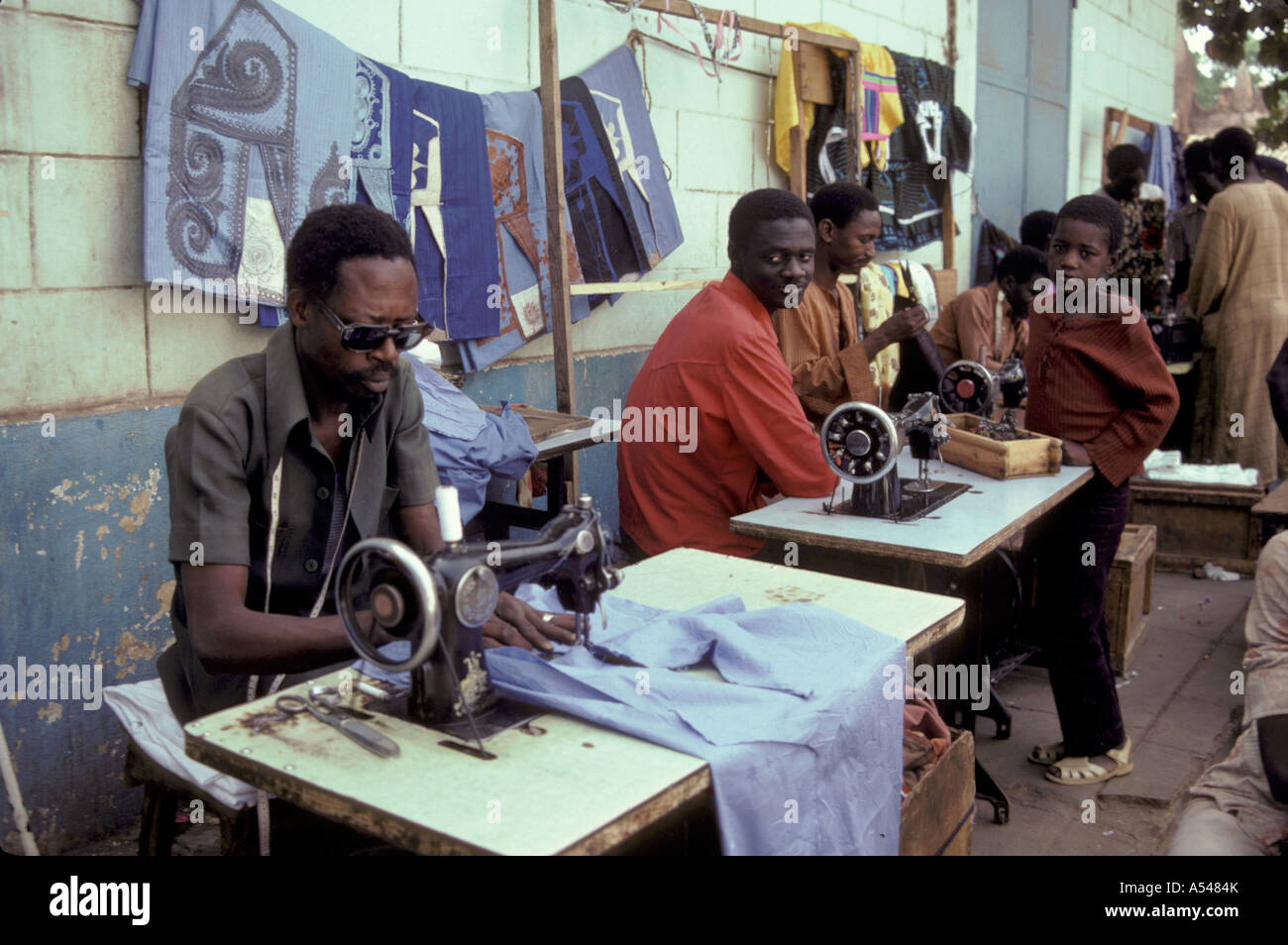 Painet hn1709 3092 Mali Bamako tailleurs hommes travaillent au pays en développement, de pays moins développés économiquement émergentes de la culture Banque D'Images