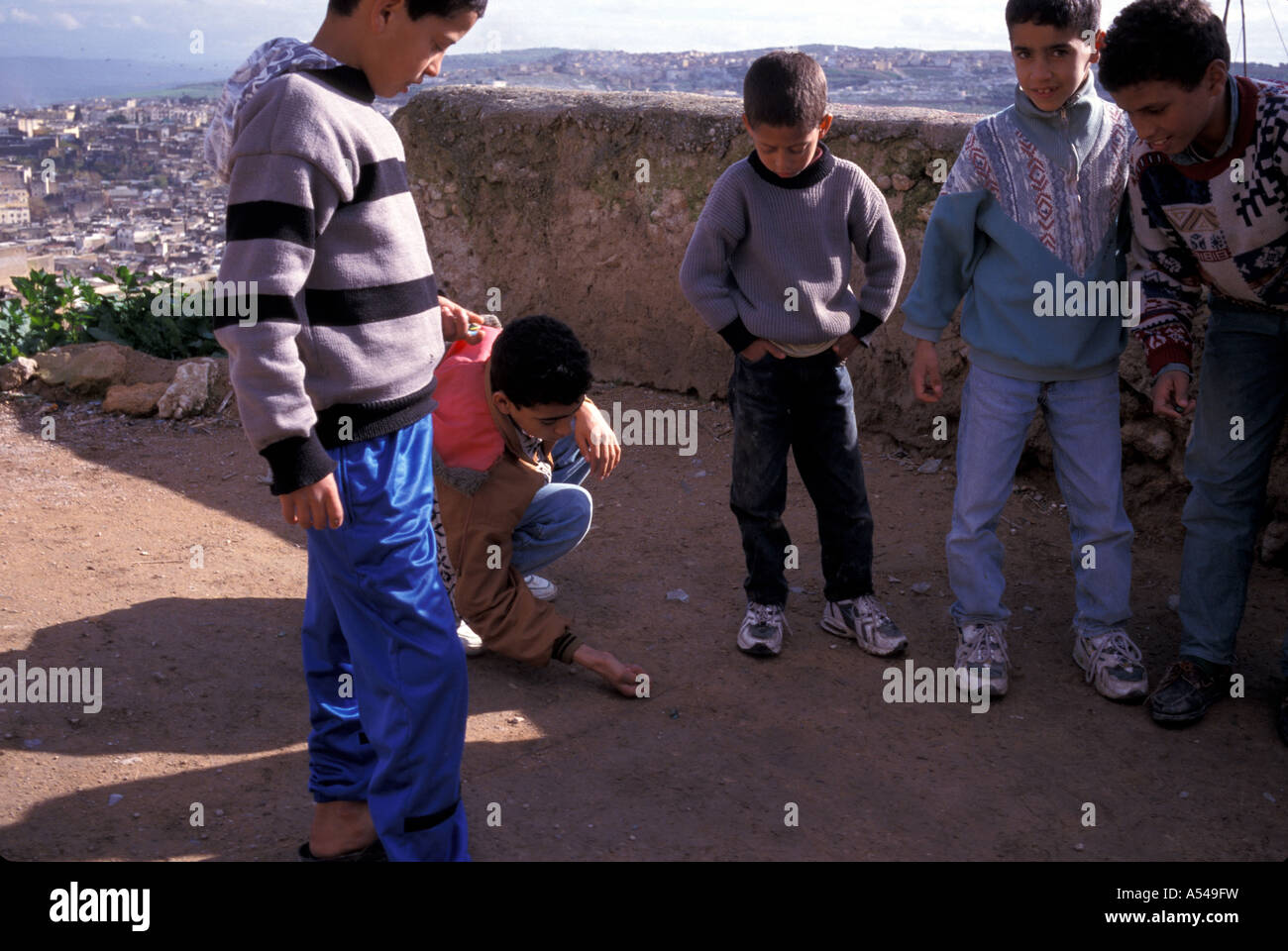 Painet hn1755 3437 Maroc garçons jouant aux billes fes au pays en développement, de pays moins développés économiquement émergentes de la culture Banque D'Images
