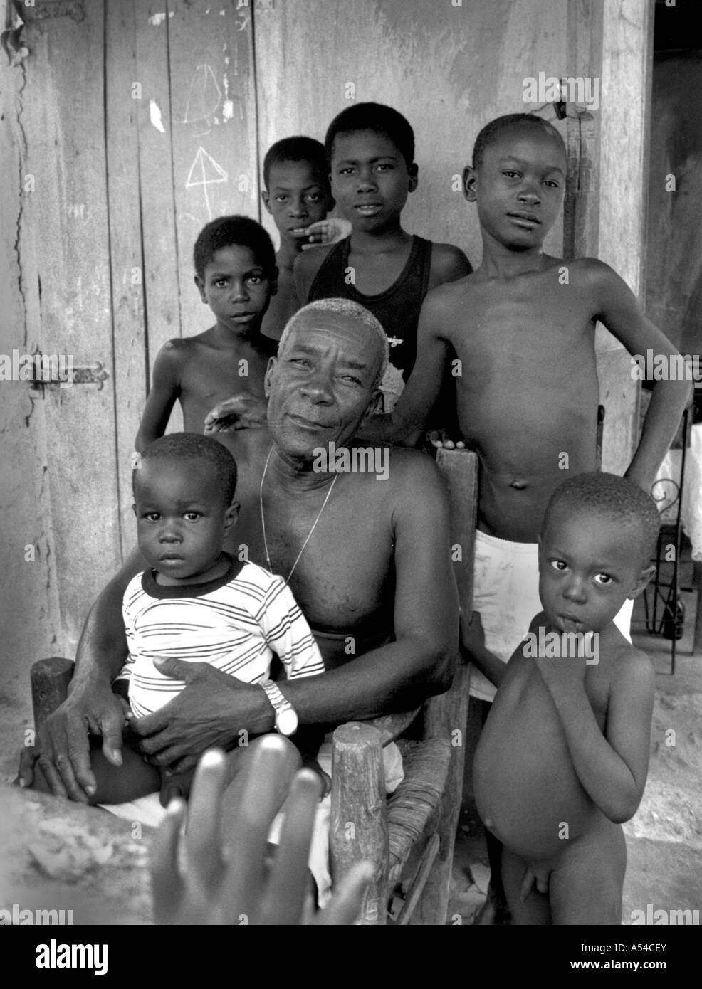 Painet hn1879 434 noir et blanc famille père fils Haïti au pays en développement, de pays moins développés économiquement de la culture Banque D'Images