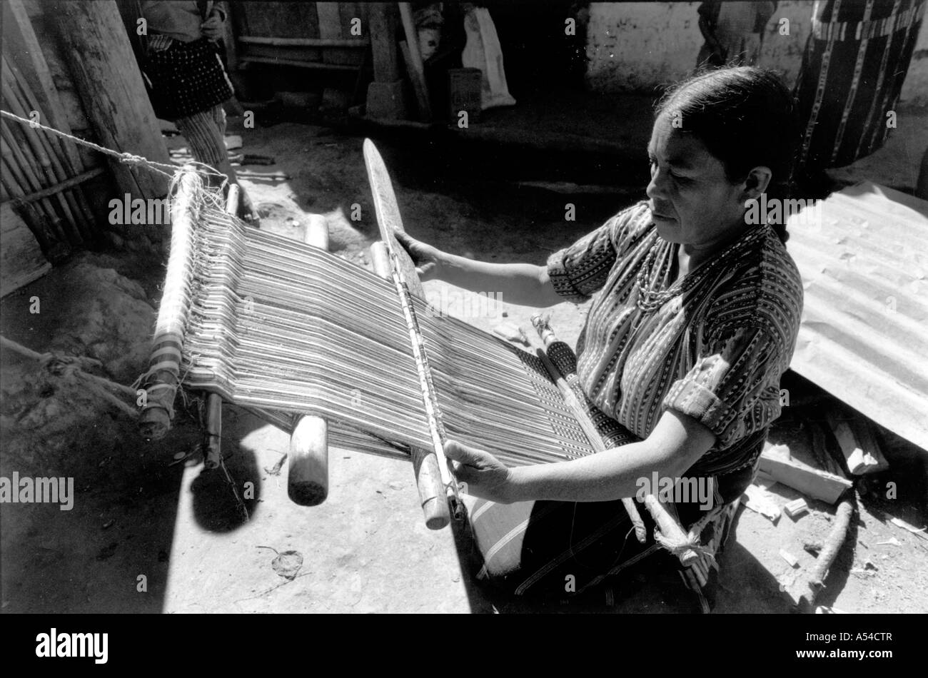 Painet hn1903 461 noir et blanc Femme tissant du travail aide les pays guatemala solola loom nation moins Banque D'Images