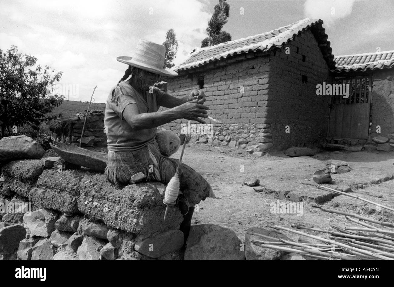 Painet hn1914 502 noir et blanc femme cohcabamba du filage de la laine au pays en développement, la Bolivie pays économiquement moins Banque D'Images