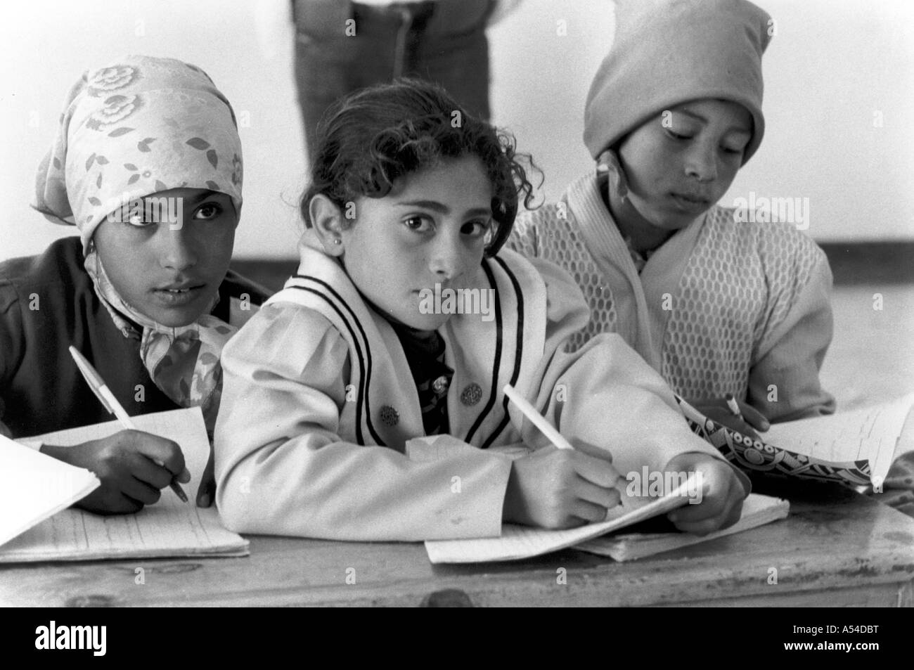 Painet hn1951 528 écoles en noir et blanc de l'école de filles kessarine Tunisie pays économiquement moins nation en développement Banque D'Images