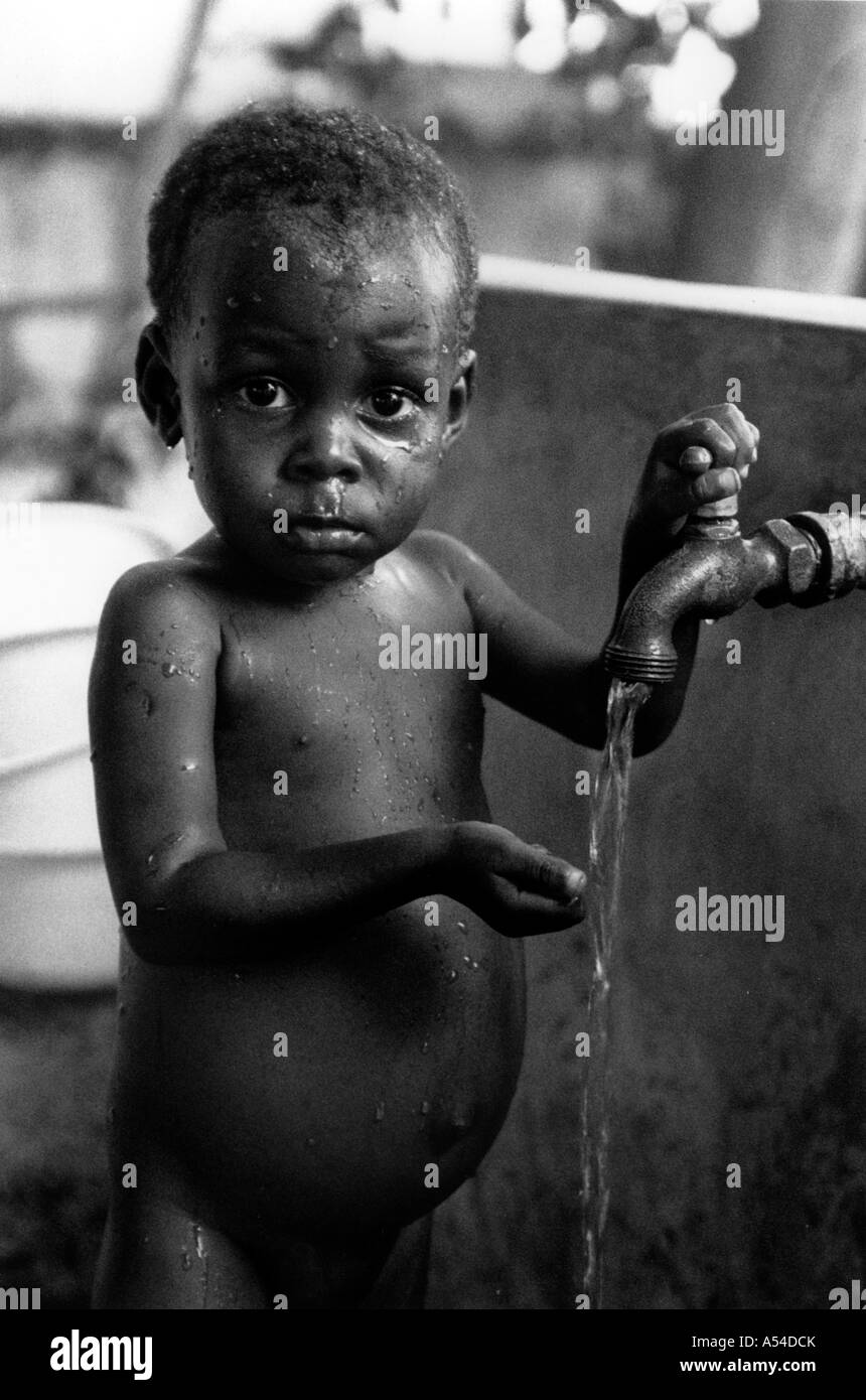 Painet hn1953 536 enfants enfant garçon les cayes orphelinat Haïti au pays en développement, de pays moins développés économiquement de la culture Banque D'Images