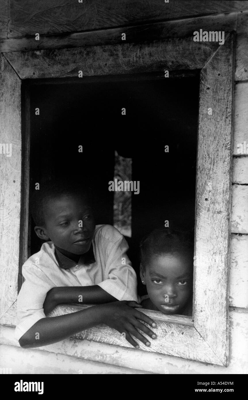 Painet hn1960 545 enfants noir et blanc anisok Guinée équatoriale au pays en développement, de pays moins développés économiquement Banque D'Images