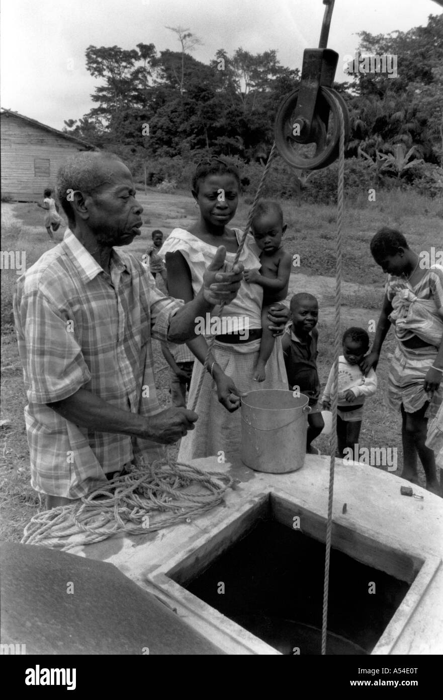 Painet hn1967 562 noir et blanc dessin eau puits du village niefang Guinée équatoriale au pays en développement, de pays moins Banque D'Images