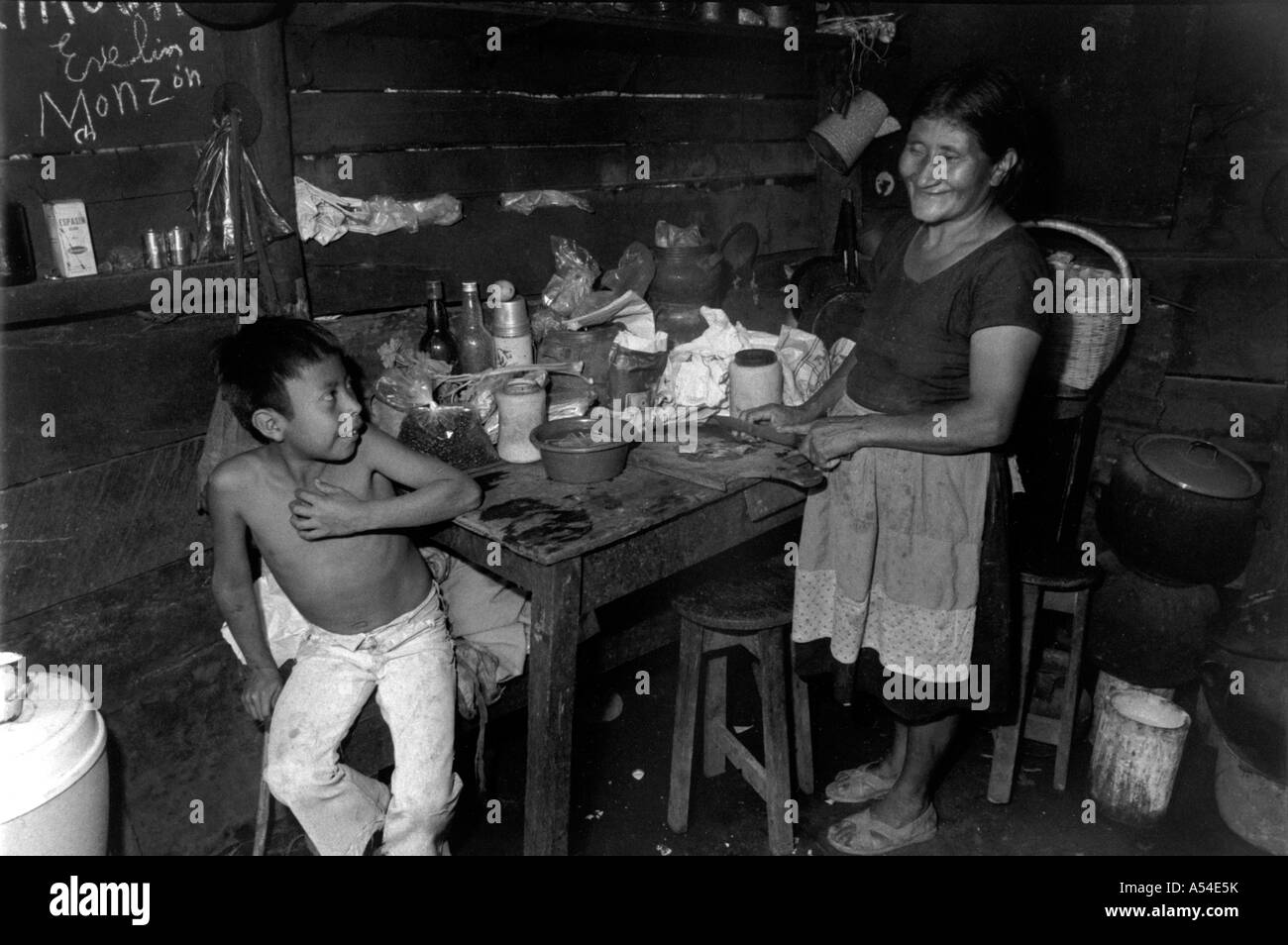 Painet hn1974 584 noir et blanc grand-mère de l'enfant pauvreté café guatemala mazatenango immobilier accueil les pays Banque D'Images