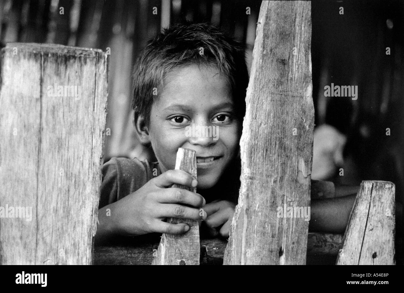 Painet hn1979 591 noir et blanc garçon fait face à Tegucigalpa honduras au pays en développement, de pays moins développés économiquement Banque D'Images