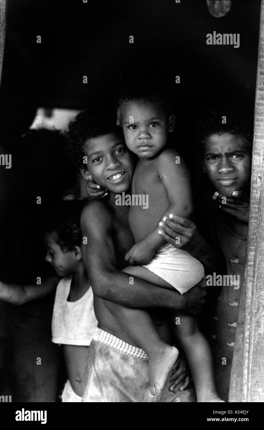 Painet hn2022 712 enfants noir et blanc roulim moura rondonia Brésil pays économiquement moins nation en développement Banque D'Images